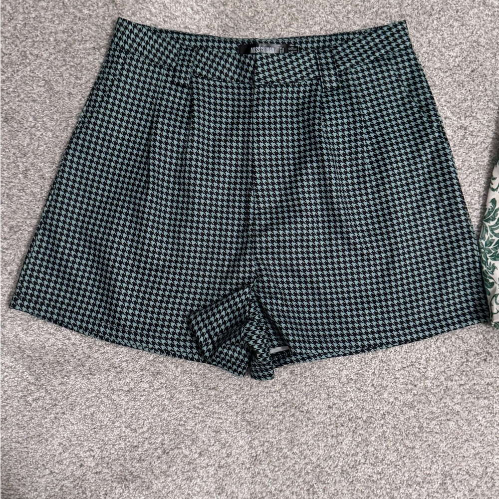 Missguided houndstooth printed shorts Green & Black Size M